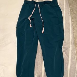 Womens Figs jogger scrubs (3)